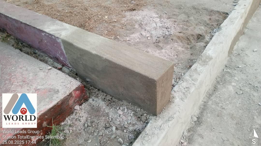 Après les travaux - Station-service Selembao: Démolition des murets et bordures endommagés et construction des murets et pose des bordures